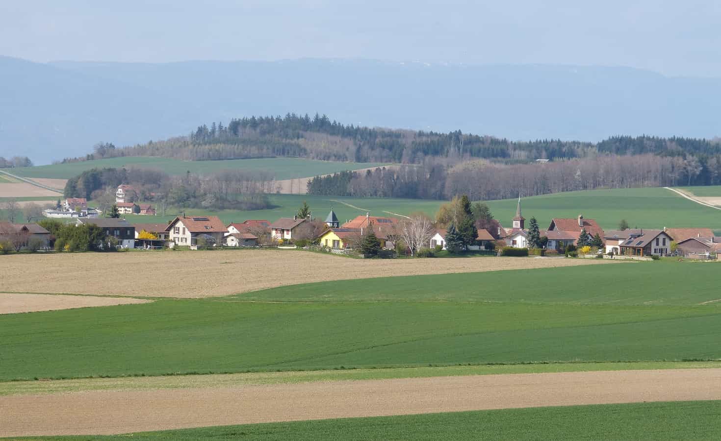 Blick auf das Dorf Thierrens vom Wald der Räuber aus.