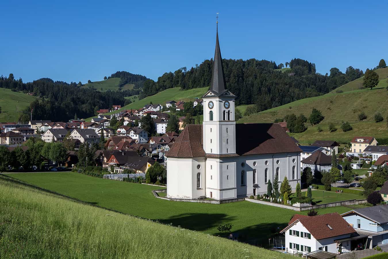 Blick auf Hergiswil mit der Dorfkirche Johannes d. Täufer