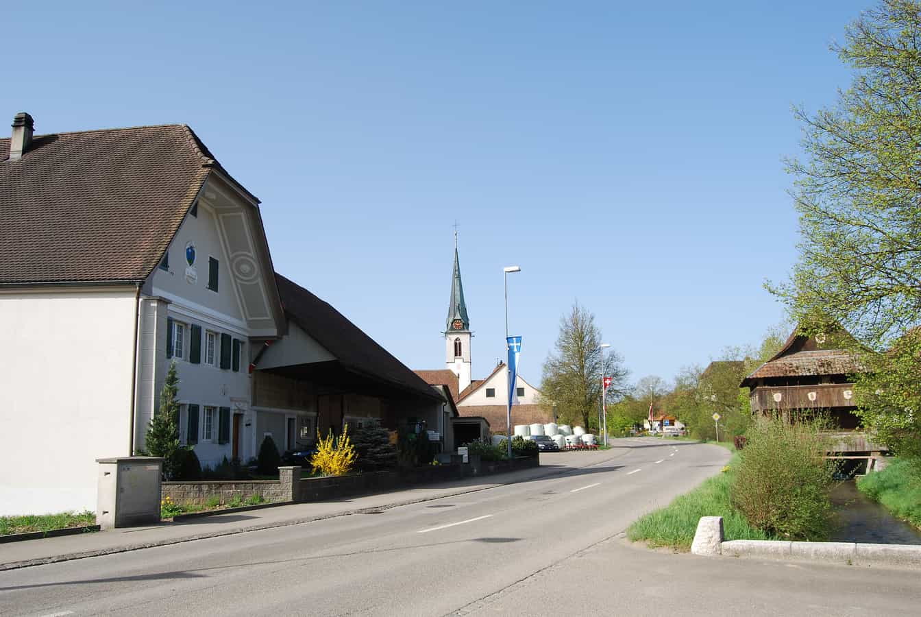 Hauptstrasse mit Blick auf Kirche und Dorfspeicher