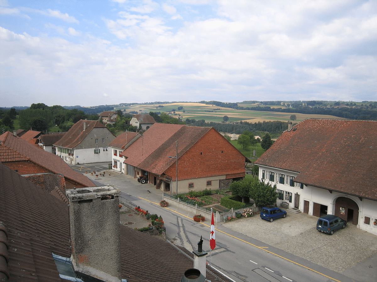 Une vue aérienne du centre du village, photo prose depuis le toit de l'auberge communale.