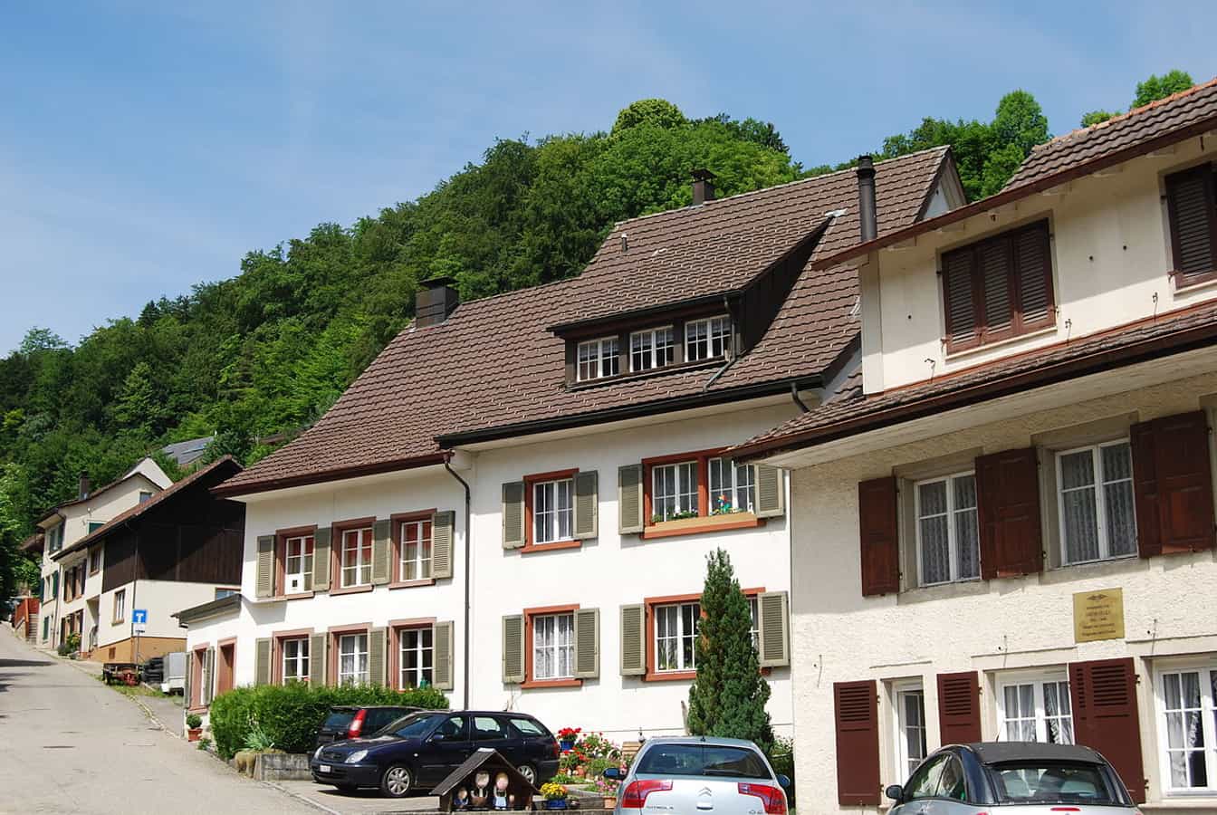 Dorfzentrum von Liedertswil, rechts das Geburtshaus von Jakob Degen