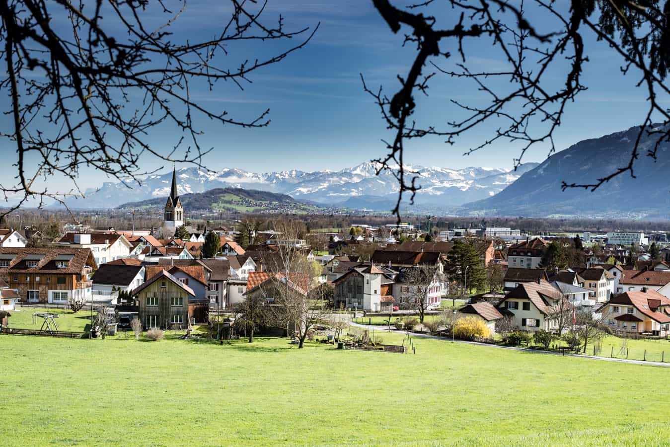 Dorfansicht von Grabs mit Alpen im Hintergrund