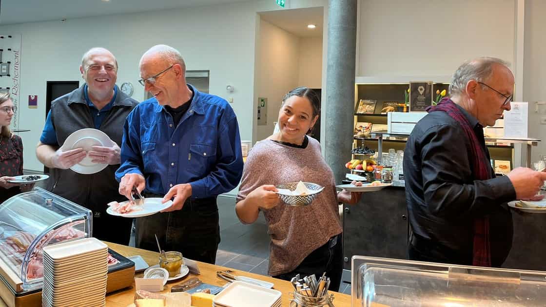 Wir starten gemütlich mit einem Bäckerzmorge im Hotel Richemont in Luzern - auf dem Foto bedienen sich gerade ein paar Mitglieder und Ehrenmitglieder am Buffet. Anschliessend tauchten wir im Planetarium des Verkehrshauses in die Weiteren des Universums ein.