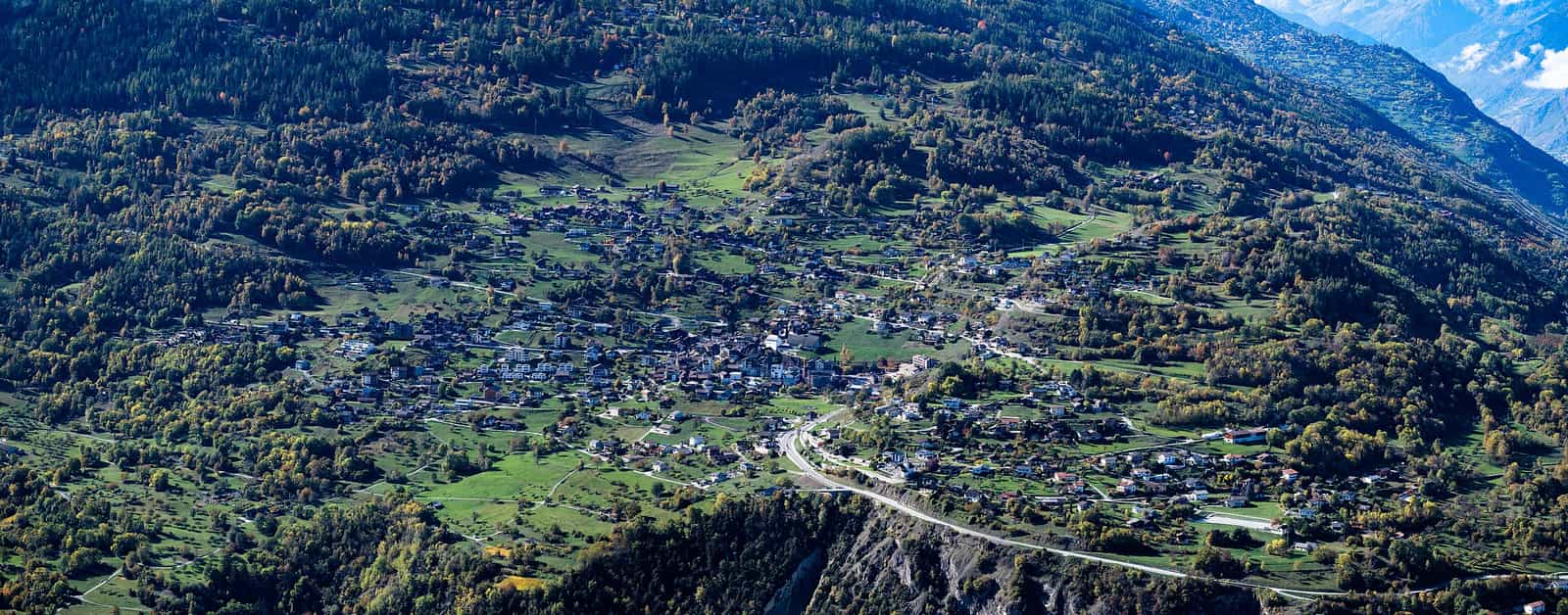 Le village de Vex vu depuis Nax en octobre 2022.
