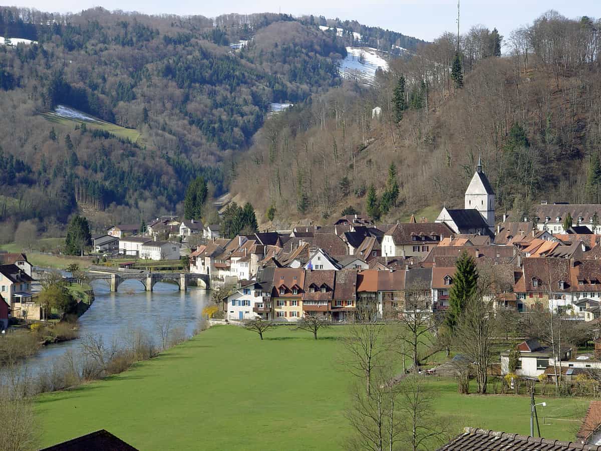 St-Ursanne, Gemeinde Clos du Doubs, im Kanton Jura, von der Rue de la Gare aus gesehen