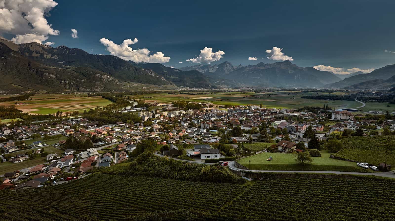 Vista sul comune di Vouvry e sulla valle del Rodano. Vallese, Svizzera.