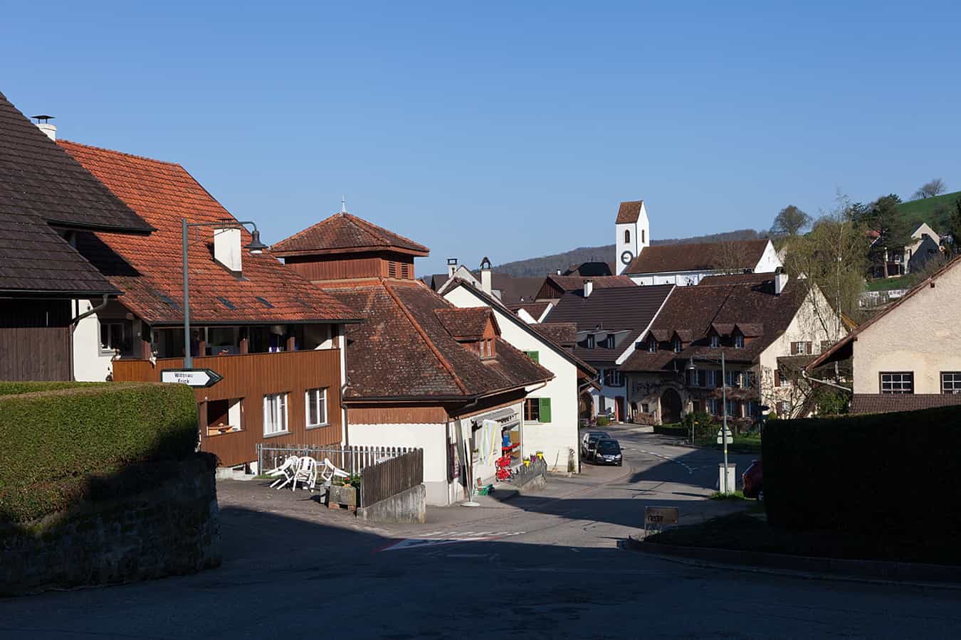Die Ruebgasse in Rothenfluh mit Blick zur Kirche St.Stephan