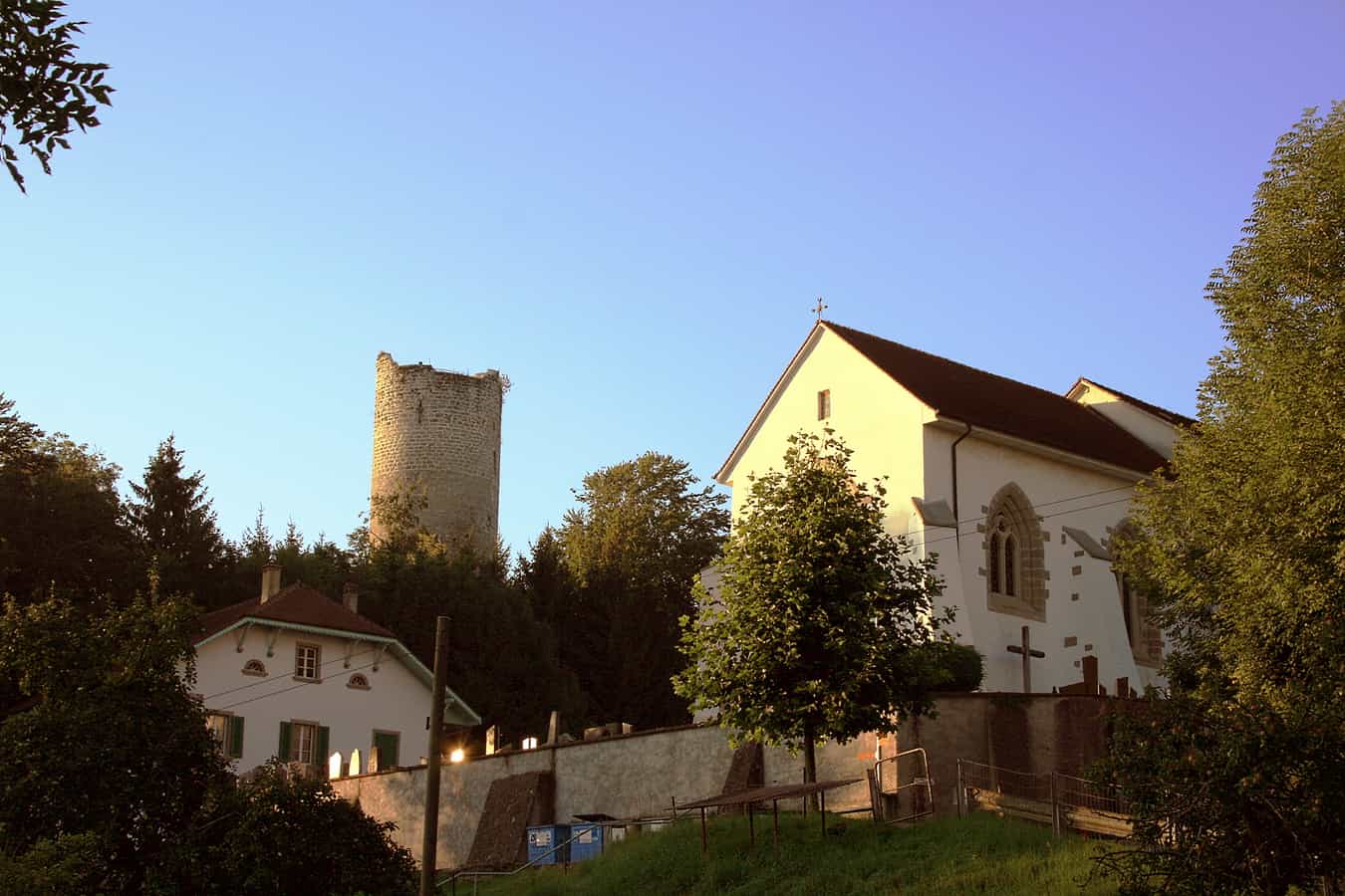Montagny-les-Monts, Église et château