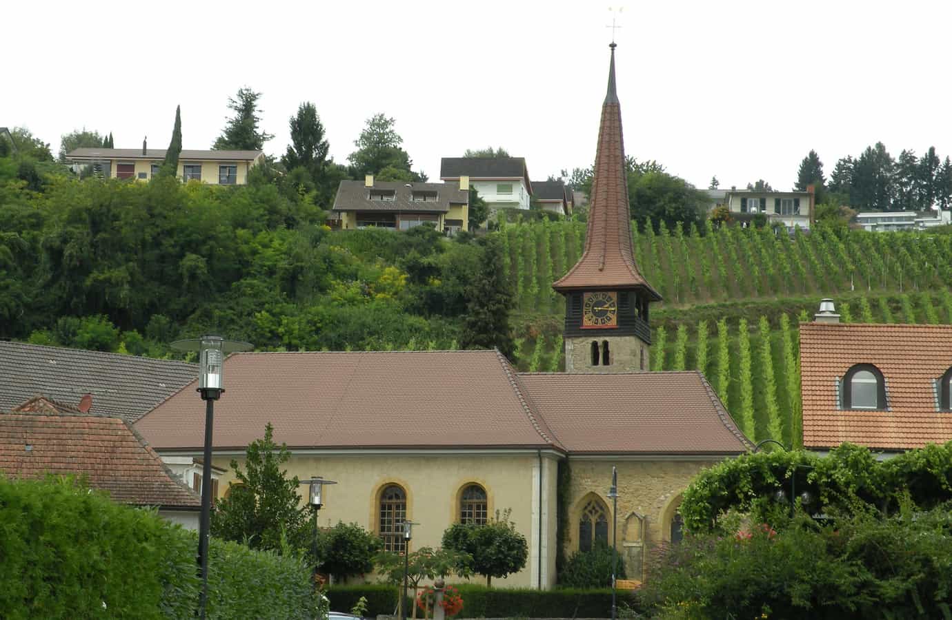 Kirche von Môtier in Haut-Vully, Gemeinde Mont-Vully, im Kanton Freiburg