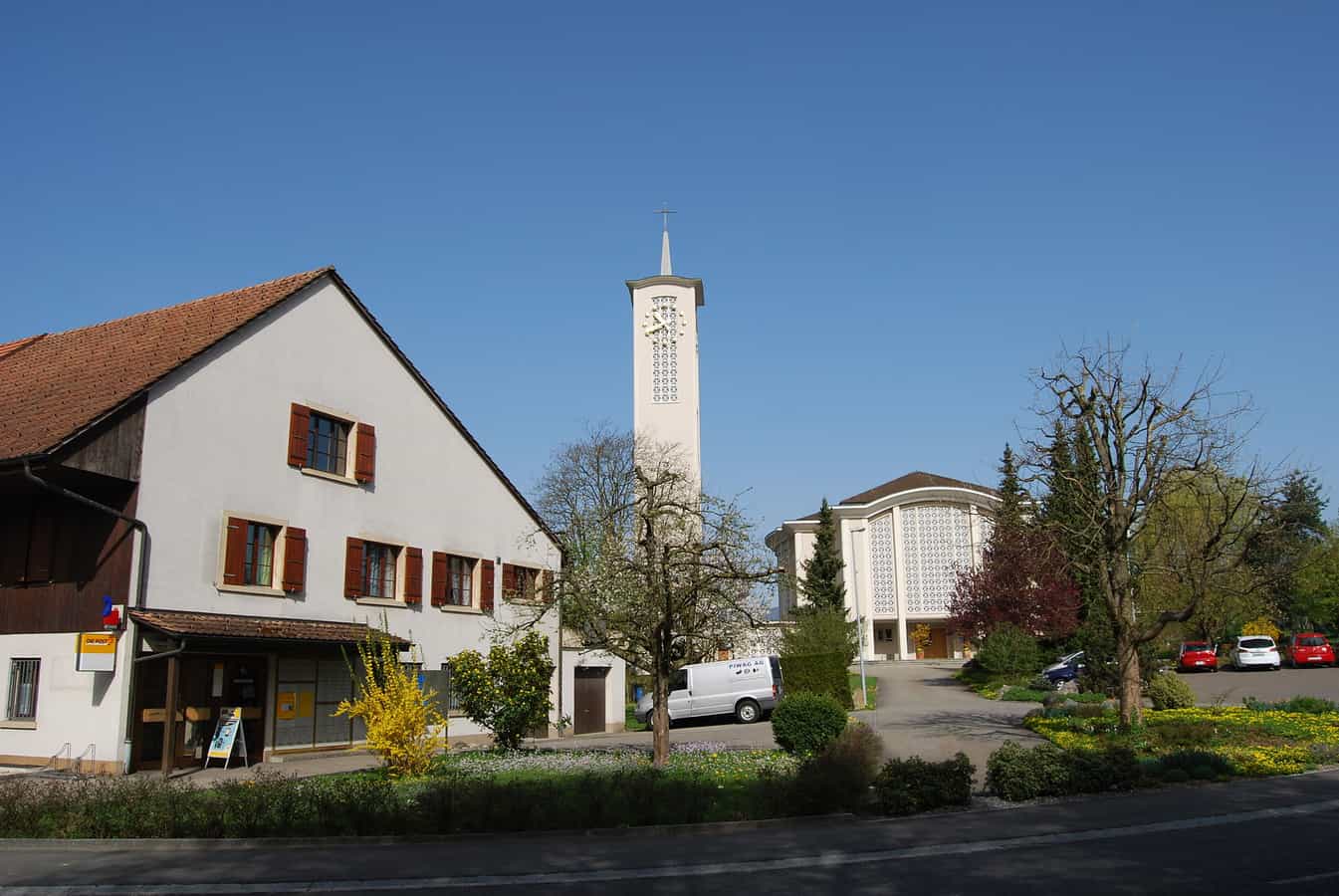 Poststelle und katholische Kirche im Zentrum von Fulenbach