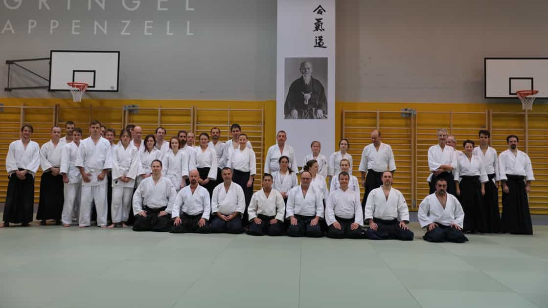 Auf dem Bild sind die Teilnehmer:innen des Aikido Seminars anlässlich des 50 Jahr Jubiläums des Aikido Verein Appenzell zu sehen. Der Stage wurde geleitet von Irie Yoshinobu Sensei, 7. Dan, aus Japan