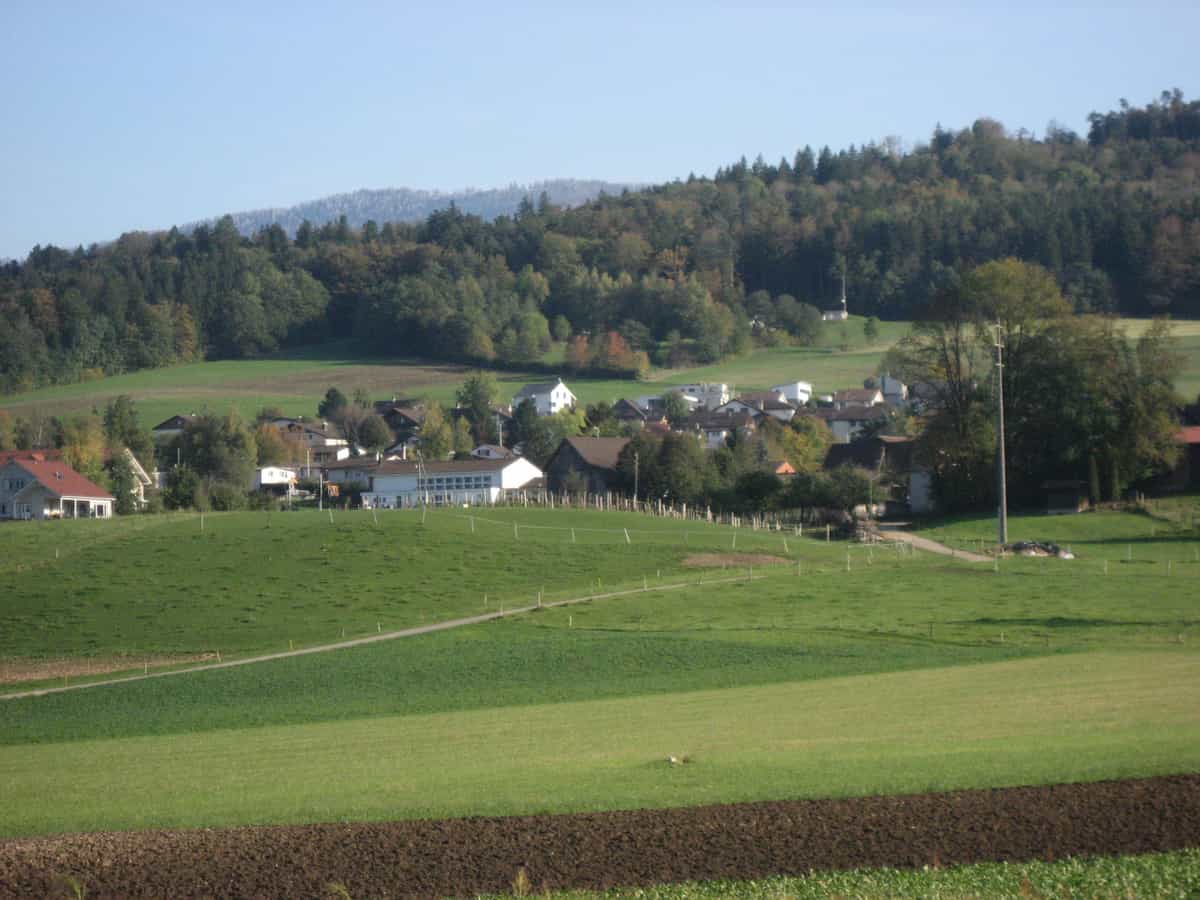 Blick auf Rossemaison vom Radweg zwischen Delémont und Courtételle aus.