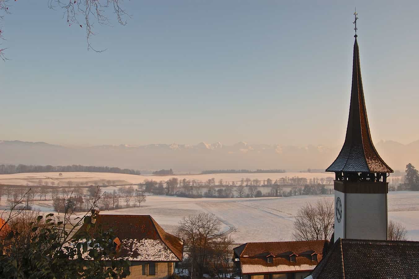 Kirche Gerzensee, im Hintergrund der gefrorene Gerzensee