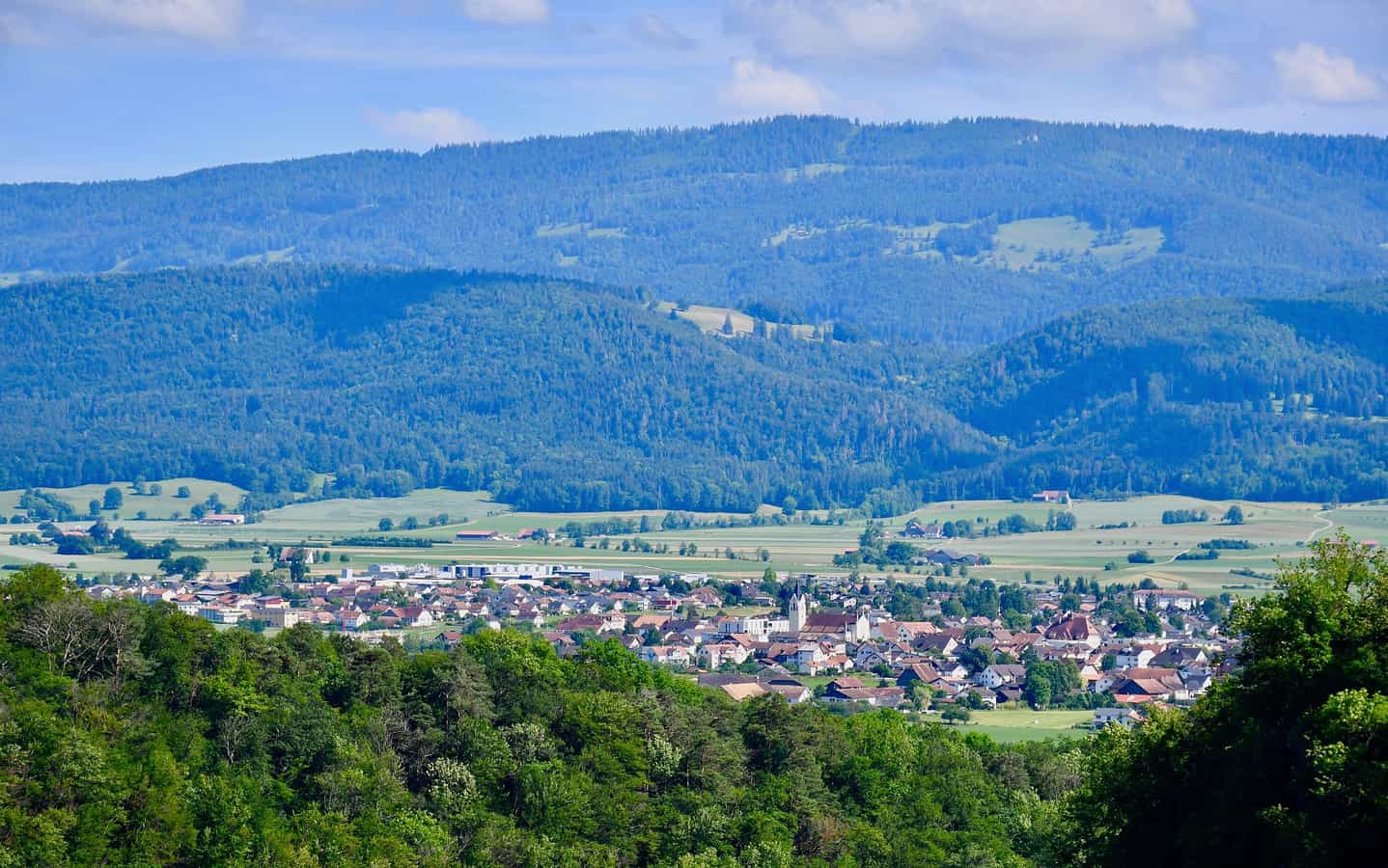 Il villaggio di Courroux visto dalla cappella di Vorbourg.