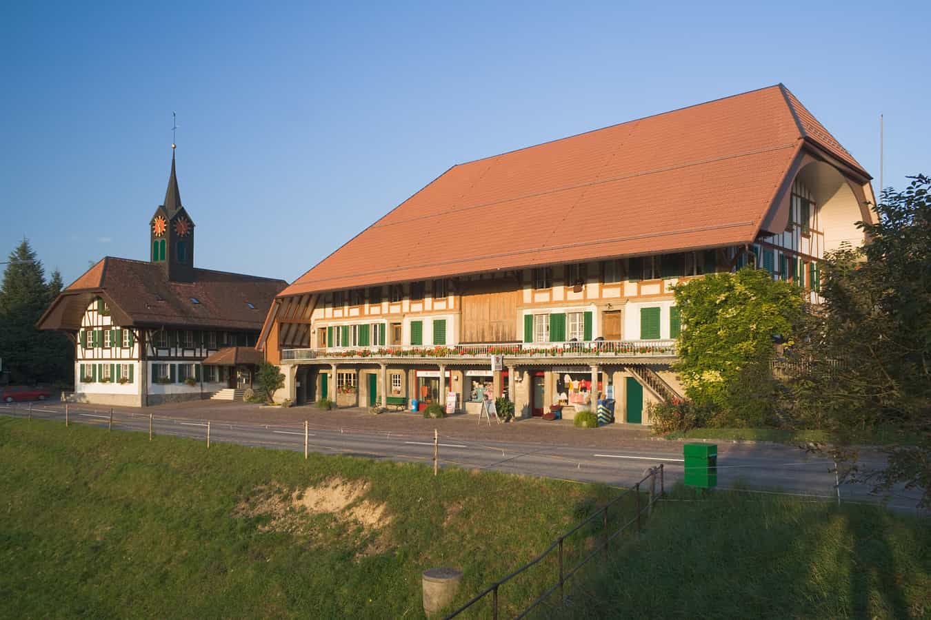 Das Gemeindehaus und ein Dorfladen im Zentrum Schnottwils