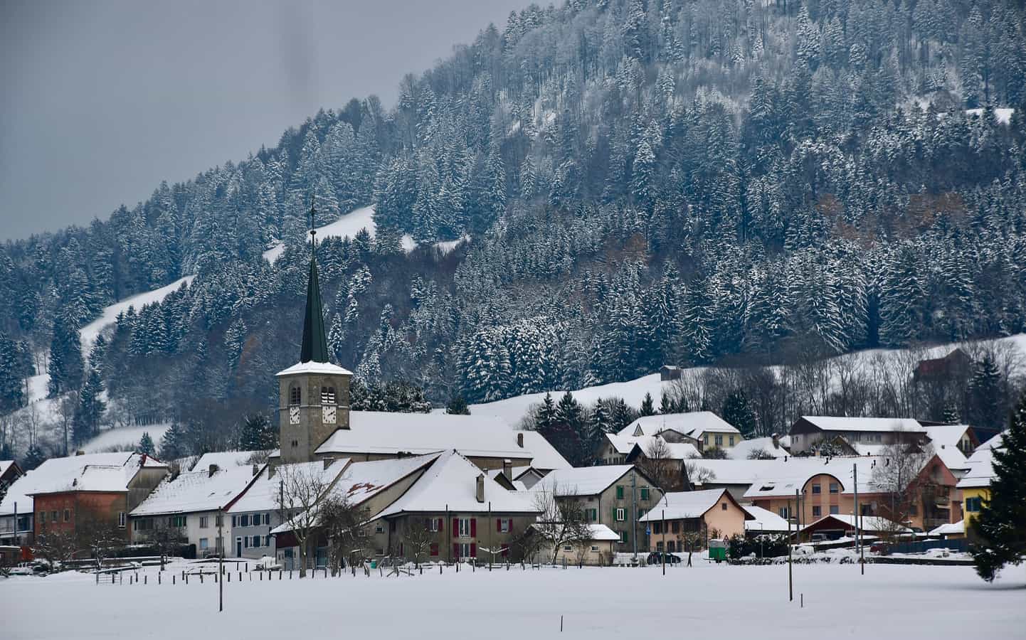 Il villaggio di Semsales, nel cantone di Friburgo, in inverno.