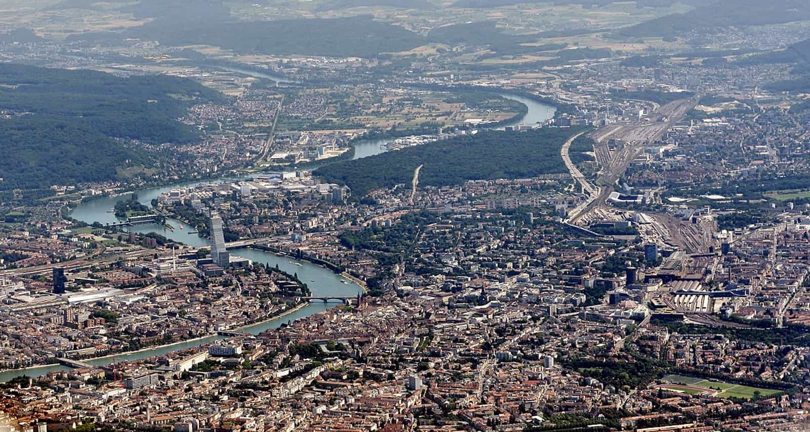 Basel und Rheinknie von nordwestlicher Sicht aus der Vogelperspektive