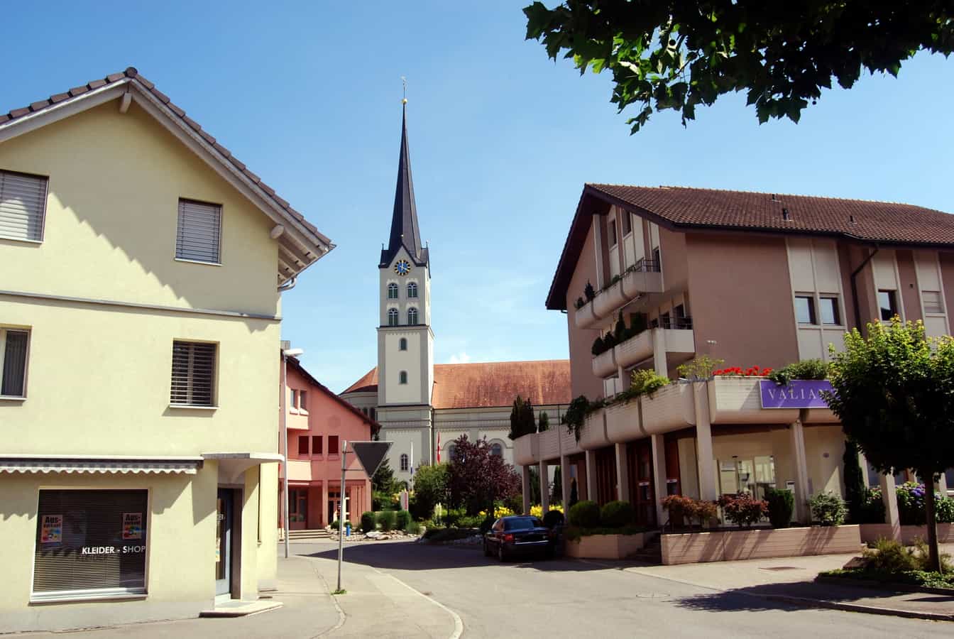 Dorfzentrum von Schötz an der Ohmstalerstrasse mit Kirche, Kleiderladen und Bank