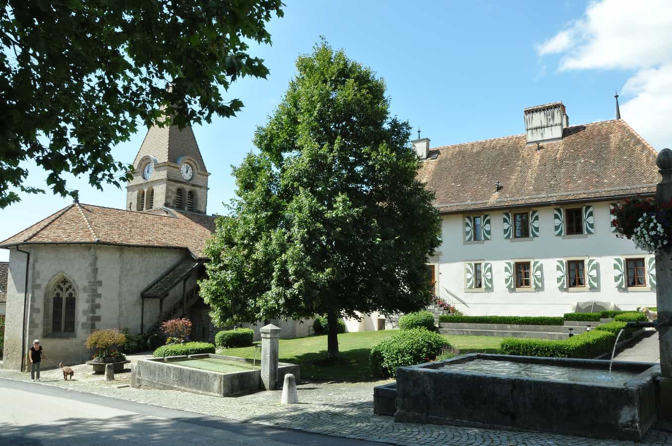 Der Place des Tilleuls mit der Eglise Saint-Martin in Bursins, Kanton Vaud