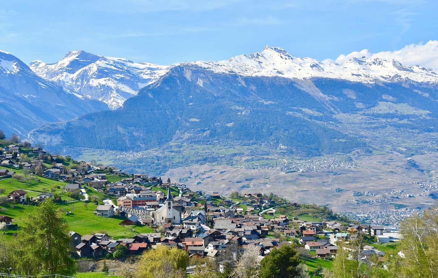 Das Dorf Basse-Nendaz (VS) in der Schweiz, vom "Chardonney" aus gesehen.