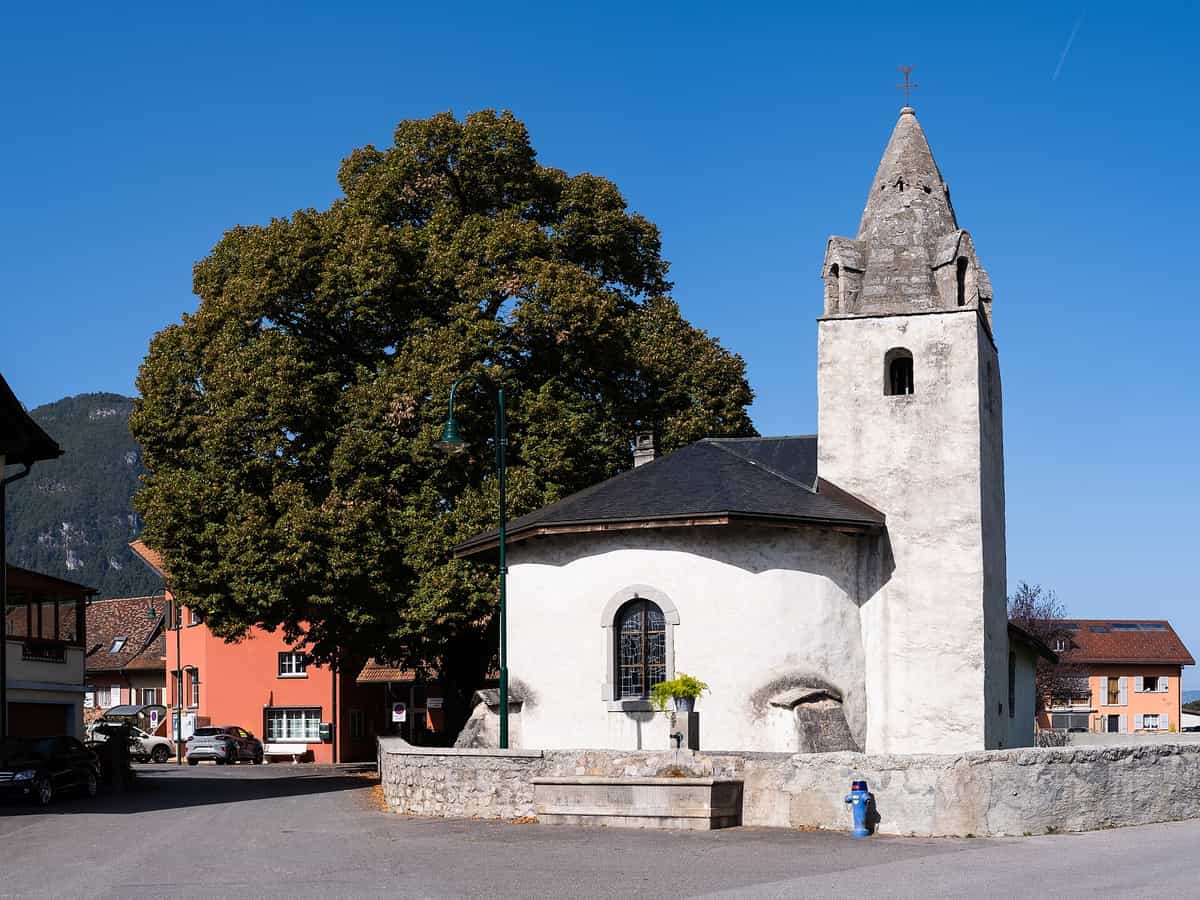 L'église romane Saint-Nicolas de Chessel.
