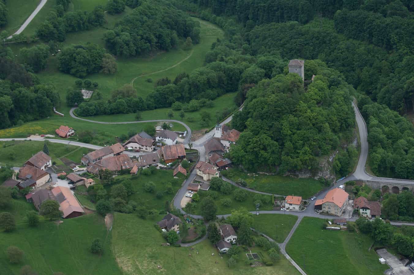 Luftaufnahme von Les Clées mit seinem Schloss