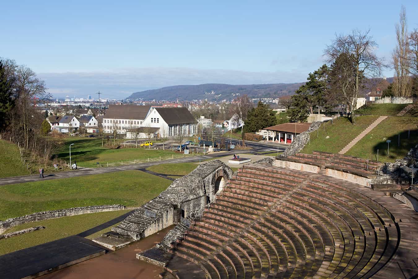 Römisches Theater von Augusta Raurica mit Blick zum Schulhaus von Augst (BL) und nach Basel