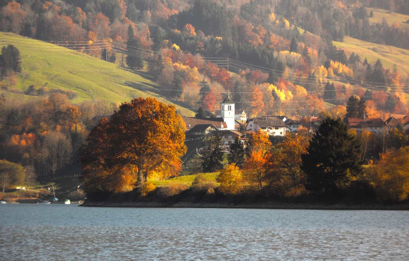 Il lago di Gruyère in autunno (Hauteville)