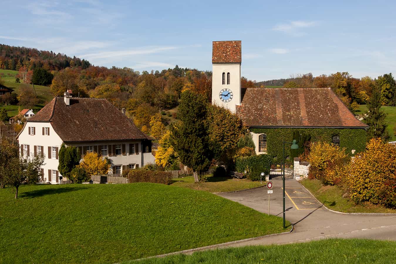 Bretzwil Pfarrhaus und Kirche